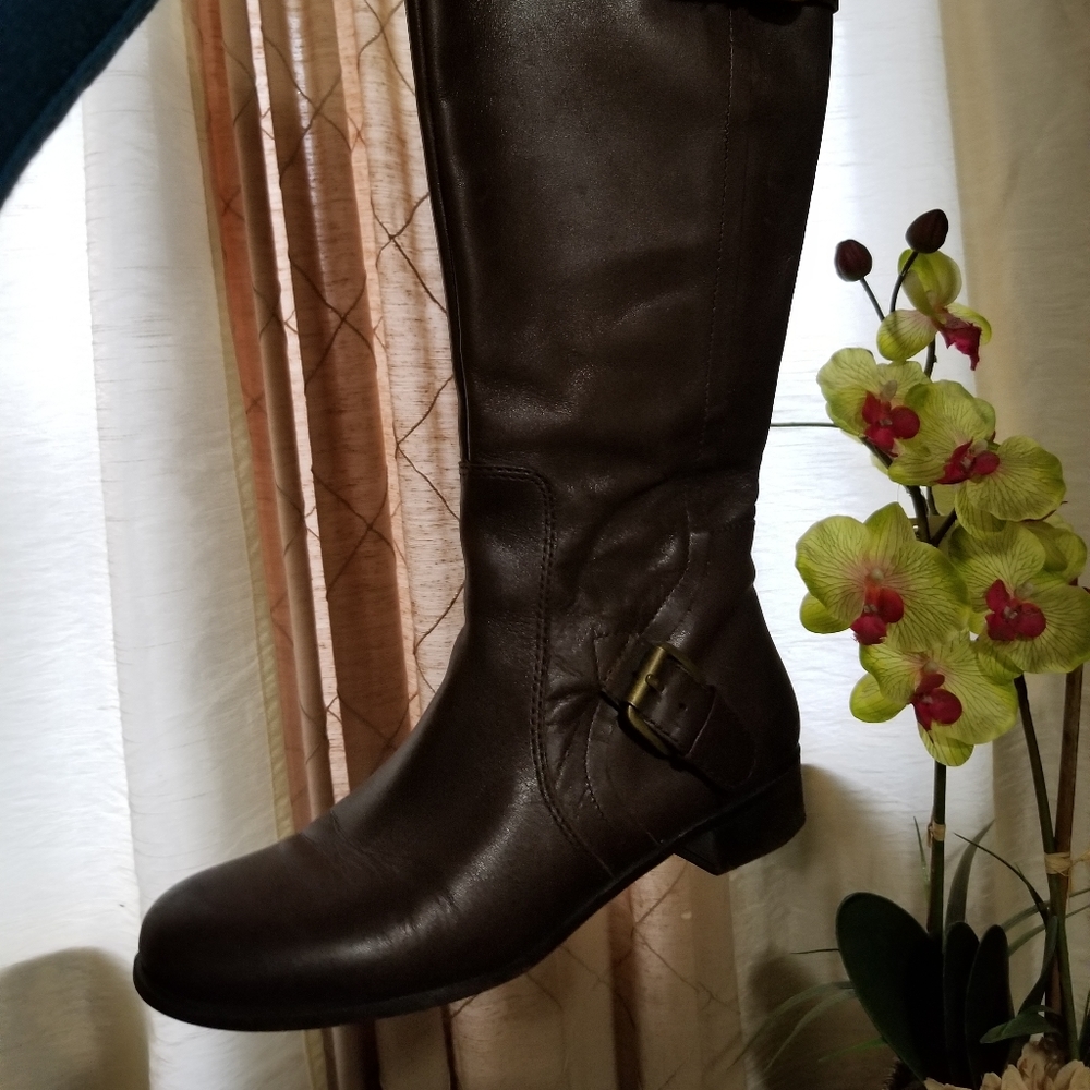 Boots - Picture 2 of 6